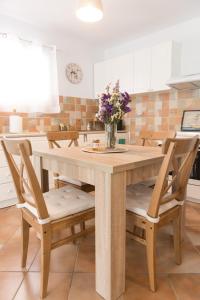 תמונה מהגלריה של AZALEA - Modern studio with sea view בגלאטאס