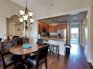 蓝山海滩Redfish Village #M1-218的厨房兼餐厅，配有桌椅