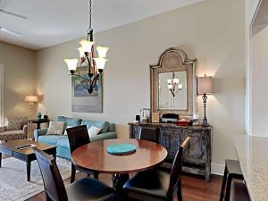 蓝山海滩Redfish Village #M1-218的客厅里有一张桌子和一张沙发 更多31张照片