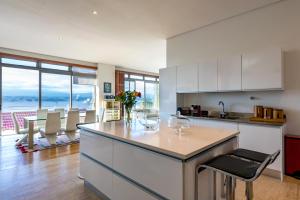 Kuchyň nebo kuchyňský kout v ubytování Penthouse 230m2 on the Sea