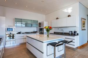 Kuchyň nebo kuchyňský kout v ubytování Penthouse 230m2 on the Sea