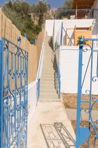 תמונה מהגלריה של AZALEA - Modern studio with sea view בגלאטאס