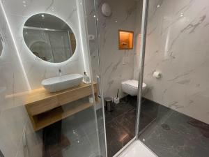 um banheiro com uma pia e um espelho em Eco Sea Residence em Piran mais 40 fotografias