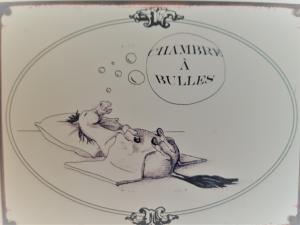 une plaque avec deux souris jouant sur la lune dans l'établissement Domaine de l’Escuderia, à Parentis-en-Born