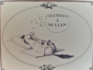 a plate with two mice playing in the moon at Domaine de l’Escuderia in Parentis-en-Born