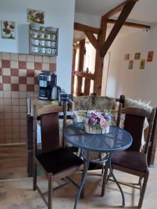 einen Tisch mit Blumen in der Küche in der Unterkunft Marka Pokoje Gościnne in Mielno