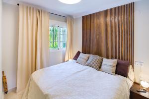 Posteľ alebo postele v izbe v ubytovaní Next to Puente Romano Newly done Modern style 5 star Luxury stay