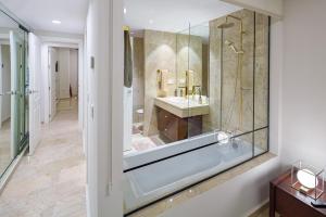 Kúpeľňa v ubytovaní Next to Puente Romano Newly done Modern style 5 star Luxury stay