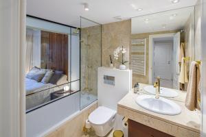 Kúpeľňa v ubytovaní Next to Puente Romano Newly done Modern style 5 star Luxury stay