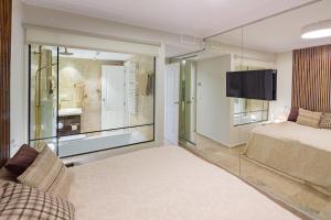 Posteľ alebo postele v izbe v ubytovaní Next to Puente Romano Newly done Modern style 5 star Luxury stay