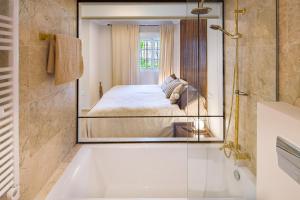 Posteľ alebo postele v izbe v ubytovaní Next to Puente Romano Newly done Modern style 5 star Luxury stay