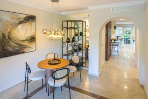 Fotografia z galérie ubytovania Next to Puente Romano Newly done Modern style 5 star Luxury stay v Marbelli