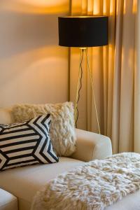 Posteľ alebo postele v izbe v ubytovaní Next to Puente Romano Newly done Modern style 5 star Luxury stay