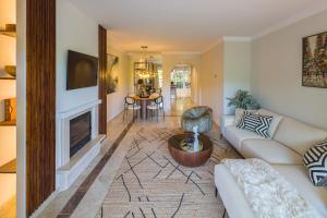 Posedenie v ubytovaní Next to Puente Romano Newly done Modern style 5 star Luxury stay
