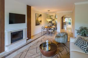 Posedenie v ubytovaní Next to Puente Romano Newly done Modern style 5 star Luxury stay