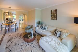 Posedenie v ubytovaní Next to Puente Romano Newly done Modern style 5 star Luxury stay