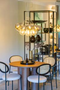 Reštaurácia alebo iné gastronomické zariadenie v ubytovaní Next to Puente Romano Newly done Modern style 5 star Luxury stay