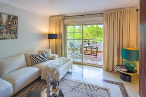 Posedenie v ubytovaní Next to Puente Romano Newly done Modern style 5 star Luxury stay