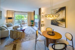 Posedenie v ubytovaní Next to Puente Romano Newly done Modern style 5 star Luxury stay