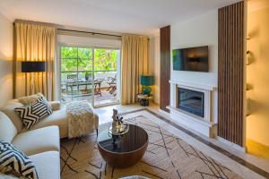 Posedenie v ubytovaní Next to Puente Romano Newly done Modern style 5 star Luxury stay
