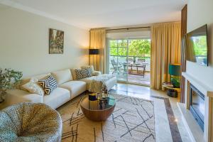 Posedenie v ubytovaní Next to Puente Romano Newly done Modern style 5 star Luxury stay