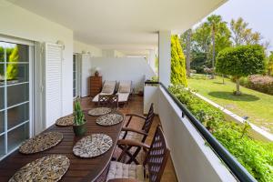 Vonkajšia záhrada v ubytovaní Next to Puente Romano Newly done Modern style 5 star Luxury stay