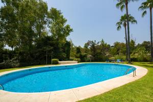 Bazén v ubytovaní Next to Puente Romano Newly done Modern style 5 star Luxury stay alebo v jeho blízkosti