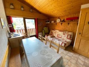 ラ・クリュサにあるAppartement La Clusaz, 3 pièces, 6 personnes - FR-1-459-32のキャビン内のテーブルとベッド1台