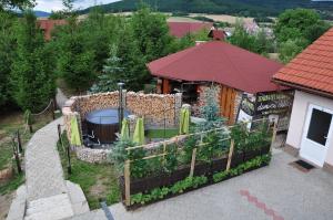 een uitzicht over de tuin met een gebouw bij András penzión in Krásnohorské Podhradie