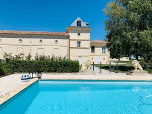 Château Laffitte Carcasset内部或周边的泳池