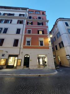 un edificio alto en la esquina de una calle en Rock n Rome - Piazza di Spagna - Via del Babuino, en Roma