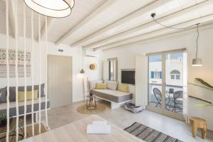 Televízia a/alebo spoločenská miestnosť v ubytovaní Nevma Naousa Boutique Apartment