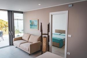 een woonkamer met een bank en een bed bij Seaside Resort in Trieste