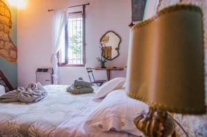 1 dormitorio con cama y espejo en Tenuta San Rocco, en Conzano