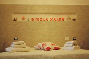 una camera da letto con un letto e asciugamani di Dimoramare a Tonnara di Bonagia