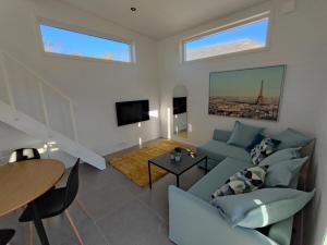 A seating area at New villa, 45sqm, 2 bedrooms, loft, 80m from beach, fantastic views & very quiet area