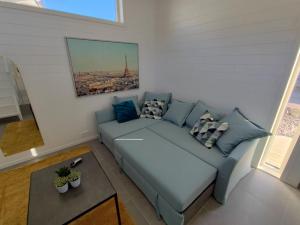 OnsalaNew villa, 45sqm, 2 bedrooms, loft, 80m from beach, fantastic views & very quiet area的客厅里有一张蓝色的沙发和一张桌子