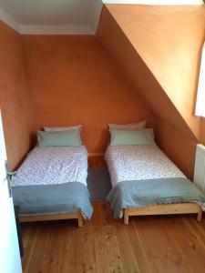 Giường trong phòng chung tại Ferienhaus in großem Garten