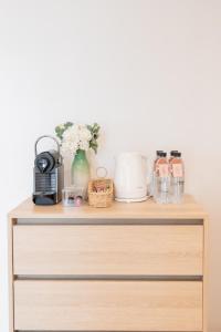 - une commode en bois avec des articles en haut dans l'établissement Lanna Bonita Boutique Hotel, à Chiang Mai