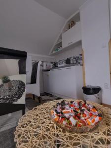 Makanan di atau di tempat lain dekat apartemen