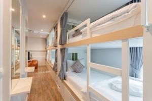 מיטה או מיטות קומותיים בחדר ב-Lanna Bonita Boutique Hotel