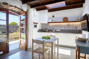 a kitchen with a table and a table and chairs at La Casa del Medianero in Mácher