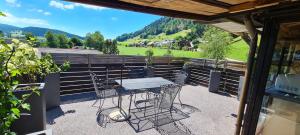 een tafel en stoelen op het balkon van een huis bij Gasthof Schlossberg Bori in Signau