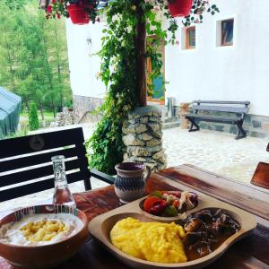 drewniany stół z talerzem jedzenia w obiekcie Valea lui Bogdan w mieście Moieciu de Jos