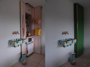 - deux photos d'une cuisine avec un réfrigérateur dans l'établissement Treetop Apartment, à La Haye