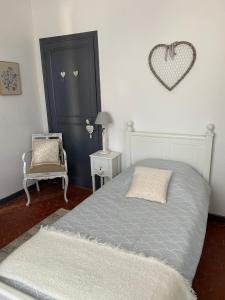 A bed or beds in a room at La Bastide de Jean Maison de charme dans un domaine equestre privé