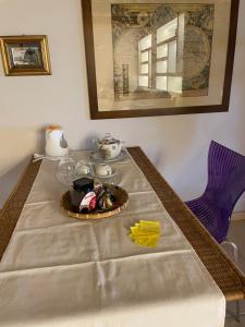 una mesa con un plato de comida encima en La casa dei caprioli appartamento in casale, en Montepulciano