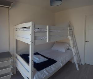 ハンスタントンにあるBungalow by the seaの二段ベッドが備わる客室の白い二段ベッド1台分です。