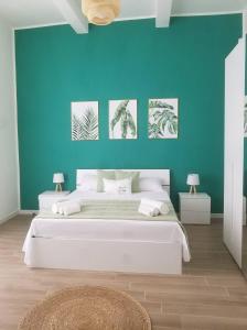 una camera con un grande letto con una parete blu di TRISOLE Palermo a Palermo