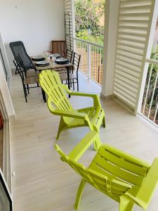 Charmant T2 dans résidence hôtelière的阳台或露台